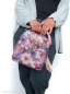 Preview: Oxford Flowing Bloom by Sarah Mariam - Outdoorstoff mit weißen Blüten und blau - rosa
