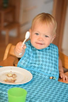 Staaars by Farbenmix - beschichtete Baumwolle - Sterne khaki - grün