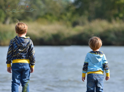 Baumwolljersey schräge Striche blau, gelb, schwarz - GOTS zertifiziert