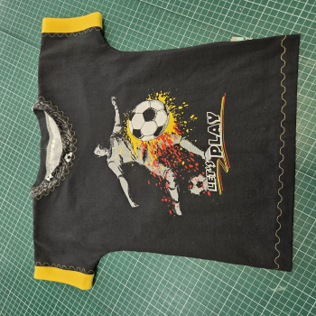 T-Shirt Gr. 128/134 mit Fussball