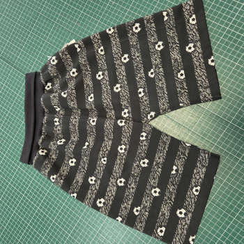 kurze Hose / Bermuda mit Fussball in schwarz - Gr. 128/ 134