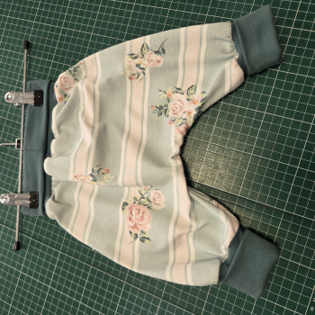 Pumphose Gr. 62 mit Rosen