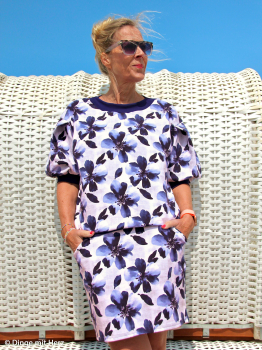 French Terry Judith mit  großen Blüten in blau