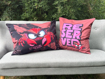 Preview: Salty Pillows - Velvet Samt Panel mit Eddy the Crab by Thorsten Berger in pink - Kissen-/ Dekopanel mit Krabbe auf pink