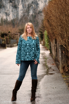 Preview: Viskose Webware  Victorian Damask Tint by Bienvenido Colorido mit Blüten in blau