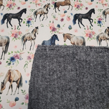 Alpenfleece Digitaldruck mit Pferden und Blüten