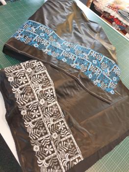 Kunstleder  Bordüre gestickt grau auf schwarz