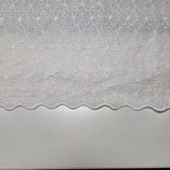 Baumwoll - Webware - Embroidery - Lochstickerei mit Blüten und Bogenkante in weiß