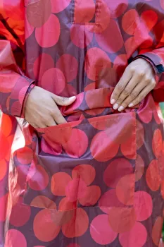 Preview: Raincoat - dünner, leichter Regenjacken-Stoff + Poncho - große Blüten in rot