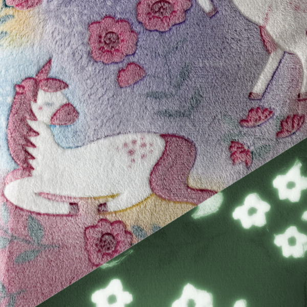 Wellness Fleece mit Einhörnern und Blumen - Regenbogenfarben - leuchten im Dunkeln - Glow in the dark