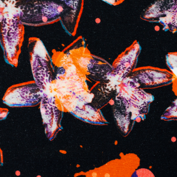 Modal Jersey Yvonne mit Blüten und Blättern auf dunkelbraun