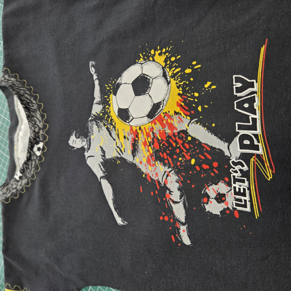 T-Shirt Gr. 128/134 mit Fussball