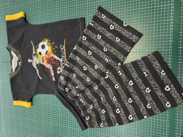 kurze Hose / Bermuda mit Fussball in schwarz - Gr. 128/ 134