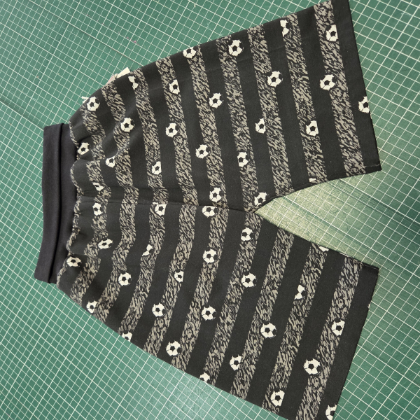 kurze Hose / Bermuda mit Fussball in schwarz - Gr. 128/ 134