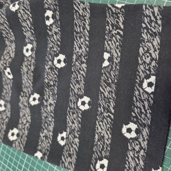kurze Hose / Bermuda mit Fussball in schwarz - Gr. 128/ 134