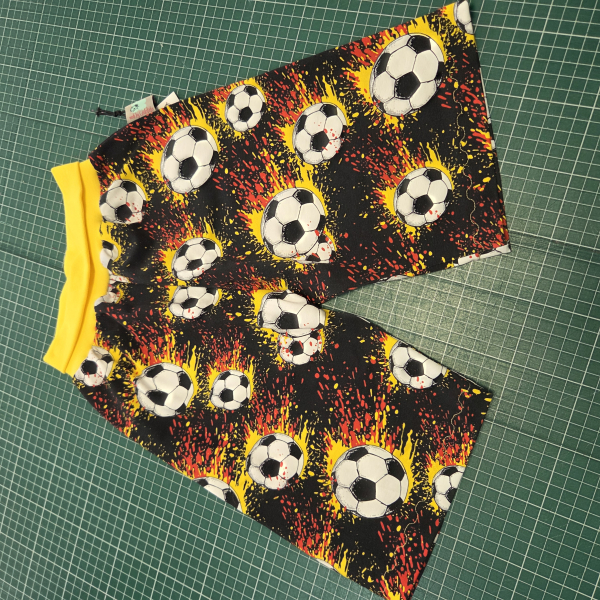 kurze Hose / Bermuda mit Fussball - Gr. 128/ 134