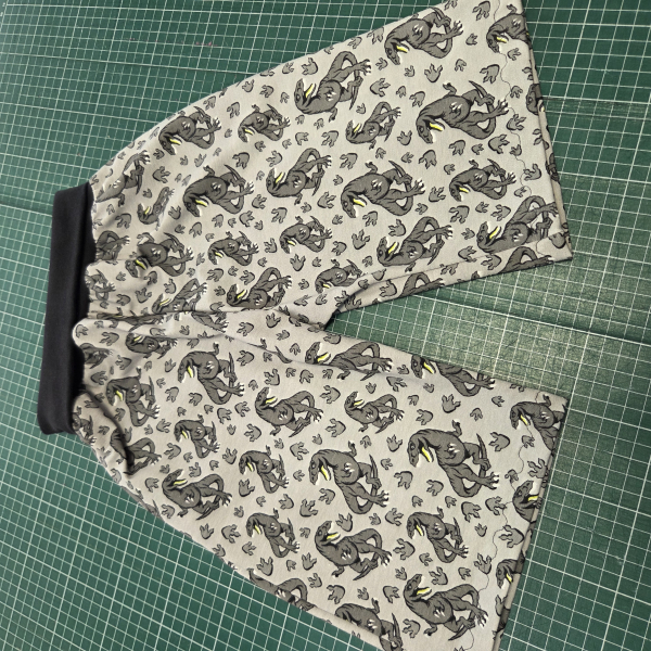 kurze Hose / Bermuda mit Dinos - Gr. 128/ 134
