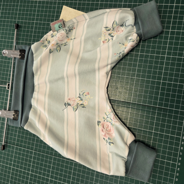 Pumphose Gr. 62 mit Rosen
