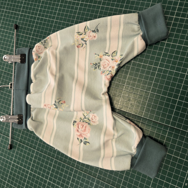 Pumphose Gr. 62 mit Rosen