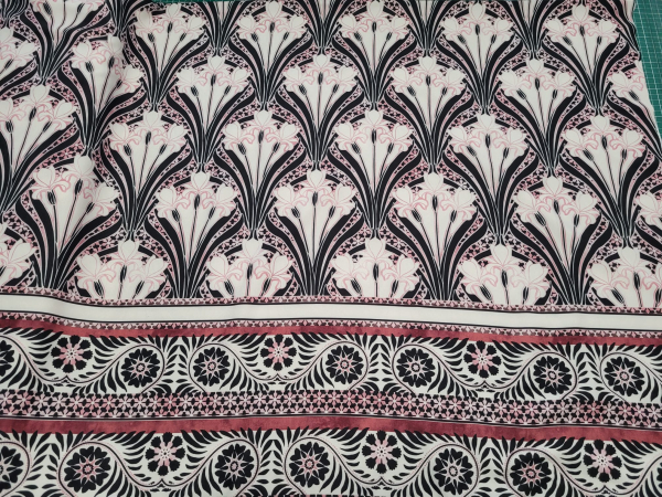 Viskose Webware - Bordürendruck mit Blüten in rosa - schwarz