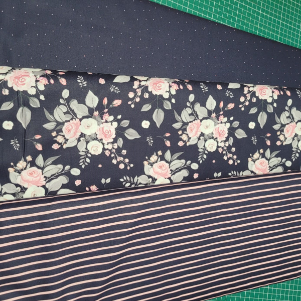 Baumwoll Popeline Rose mit Streifen in rosa auf navy