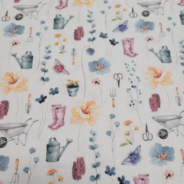 Baumwoll - Popeline Garten - Gießkanne, Gummistiefel, Blumen + Schubkarre