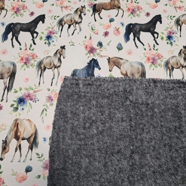 Alpenfleece Digitaldruck mit Pferden und Blüten