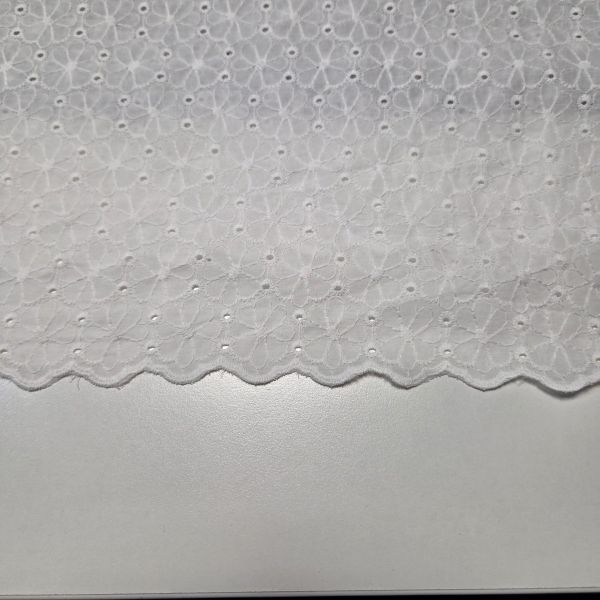 Baumwoll - Webware - Embroidery - Lochstickerei mit Blüten und Bogenkante in weiß