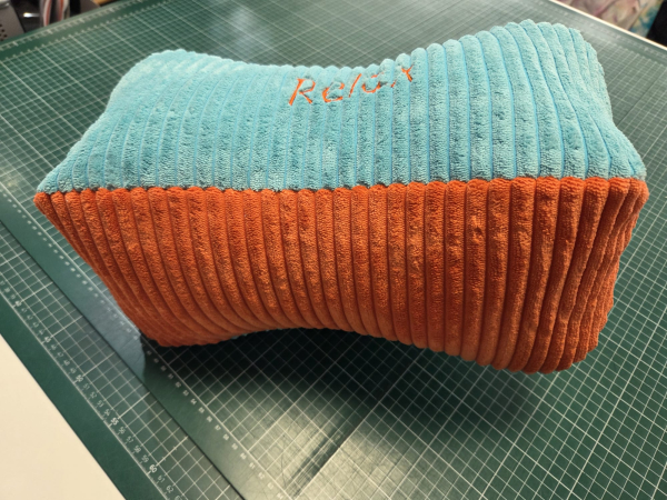 Leseknochen aus Cordsamt in türkis - orange