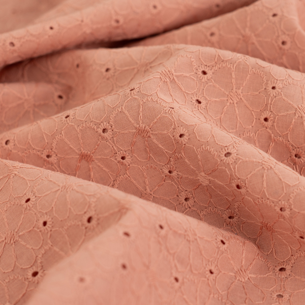 Baumwoll - Webware - Embroidery - Lochstickerei mit Blüten und Bogenkante in nude