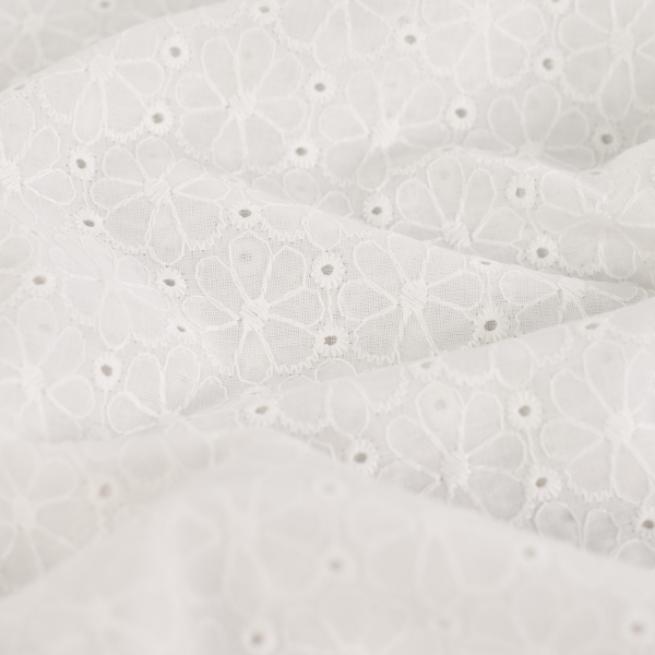 Baumwoll - Webware - Embroidery - Lochstickerei mit Blüten und Bogenkante in weiß