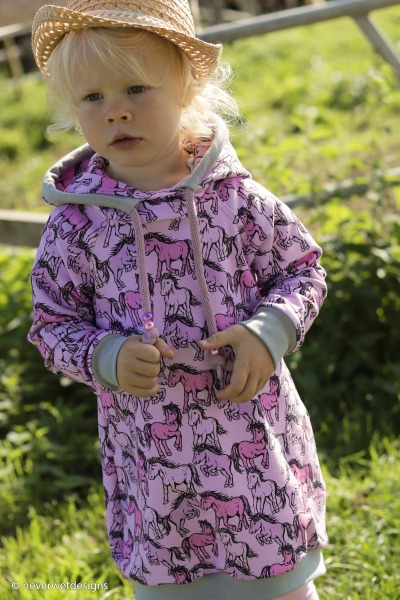 Free Horses by Steinbeck - French Terry mit Pferden auf rosa